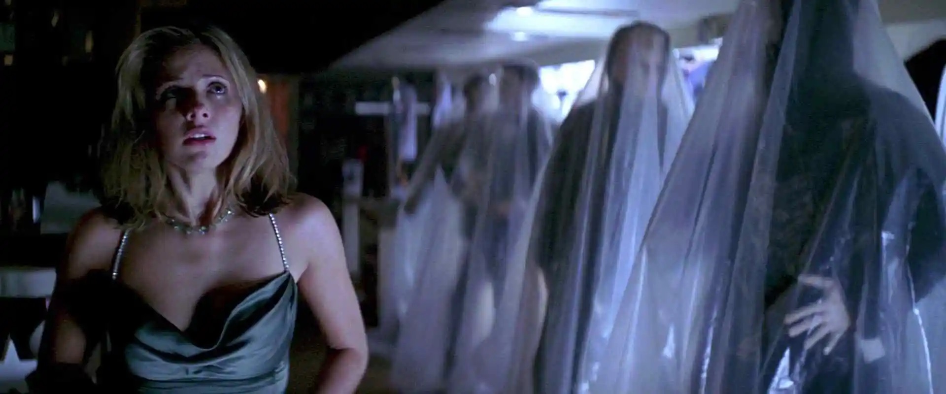 Sarah Michelle Gellar como Helen Shivers em Eu Sei o Que Vocês Fizeram no Verão Passado (Reprodução)