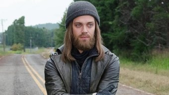 Tom Payne como Jesus em The Walking Dead