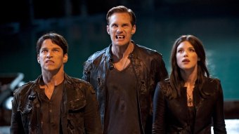 Bill (Stephen Moyer), Eric (Alexander Skarsgård) e Nora (Lucy Griffiths) em True Blood