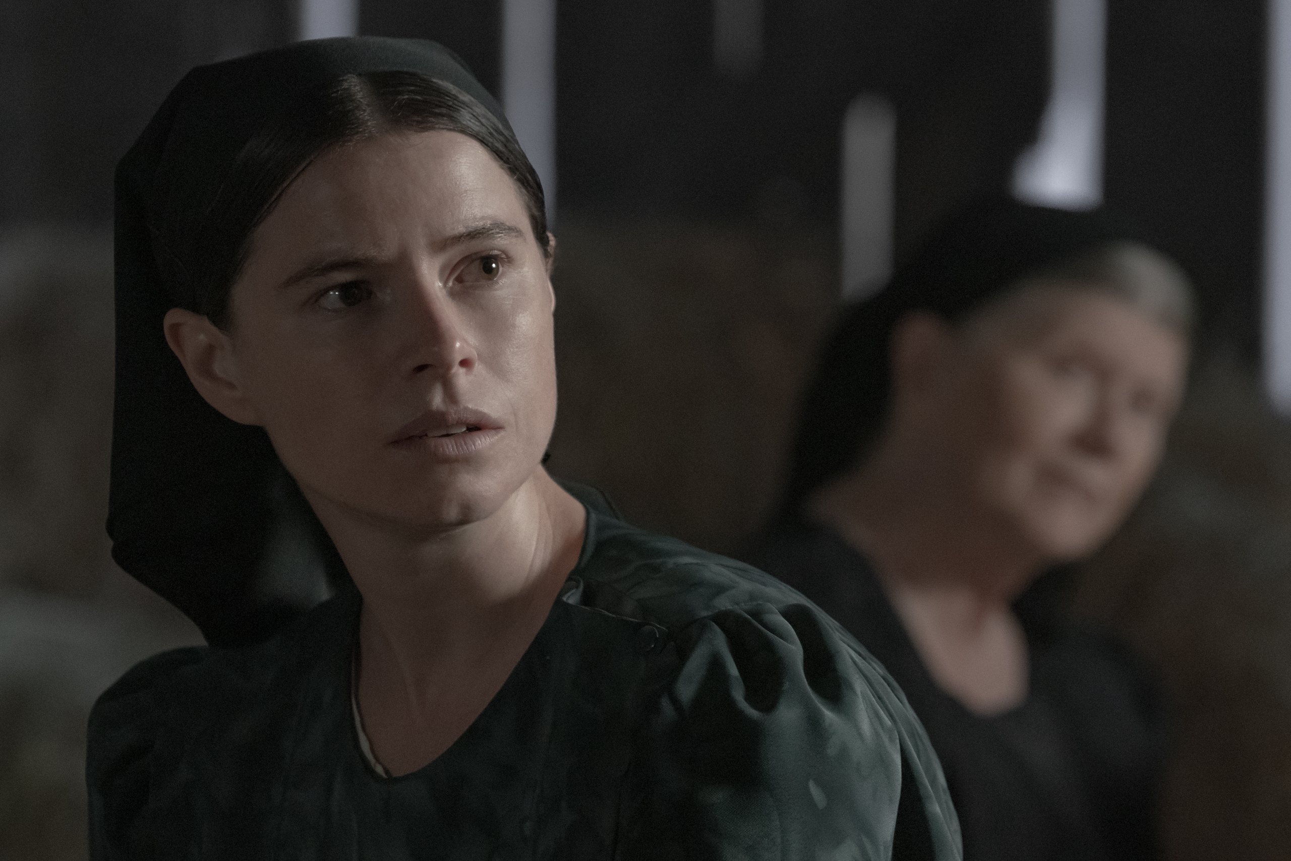 Critica: Simples e fácil de se entender, Entre Mulheres é retrato perfeito do patriarquismo 4 Jessie Buckley como Mariche e Judith Ivey como Agata em Entre Mulheres