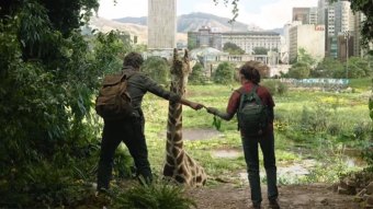 Joel (Pedro Pascal), Ellie (Bella Ramsey) e a girafa em The Last of Us (Reprodução / HBO)