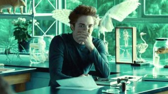 Robert Pattinson como Edward em cena de Crepúsculo