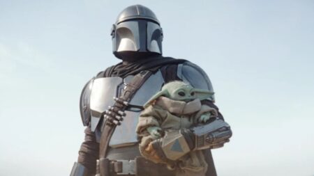 Din Djarin (Pedro Pascal) e Grogu em The Mandalorian (Reprodução / Disney+)