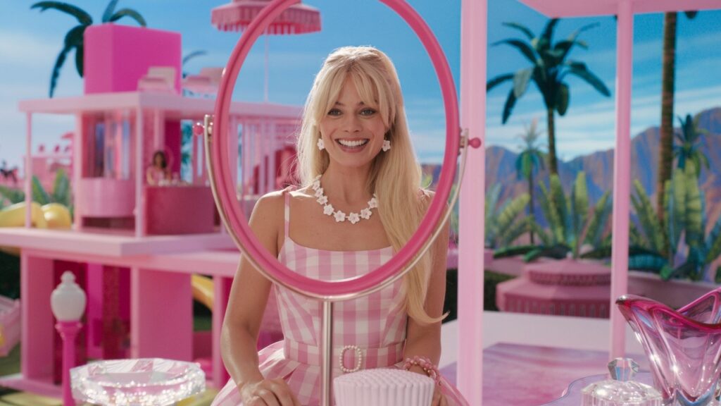 Mattel cria linha de bonecas para homenagear mulheres que trabalham no cinema Margot Robbie como Barbie no filme Barbie (Reprodução / Warner Bros.)