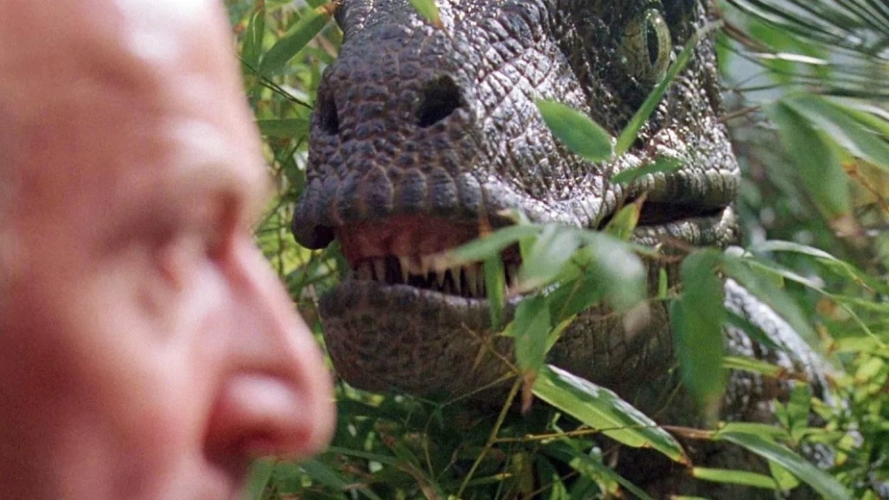 Robert Muldoon (Bob Peck) e Velociraptor em Jurassic Park (Reprodução)