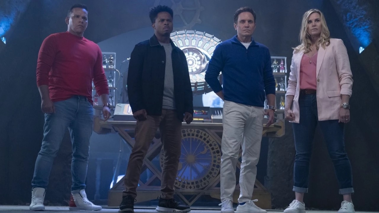 Steve Cadernas, Walter Emanuel Jones, David Yost e Catherine Sutherland em Power Rangers: Agora e Sempre (Reprodução / Netflix)
