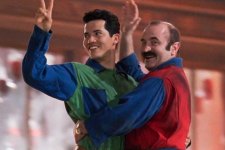 Bob Hoskins como Mario e John Leguizamo como Luigi em Super Mario Bros. (Reprodução)