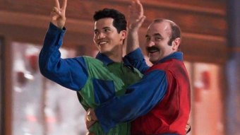Bob Hoskins como Mario e John Leguizamo como Luigi em Super Mario Bros. (Reprodução)
