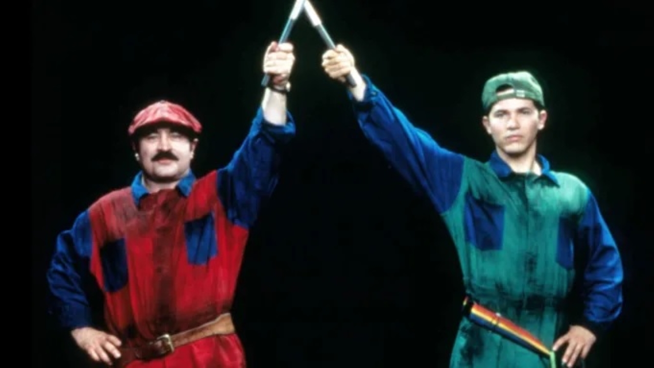 Bob Hoskins como Mario e John Leguizamo como Luigi em Super Mario Bros. (Divulgação)