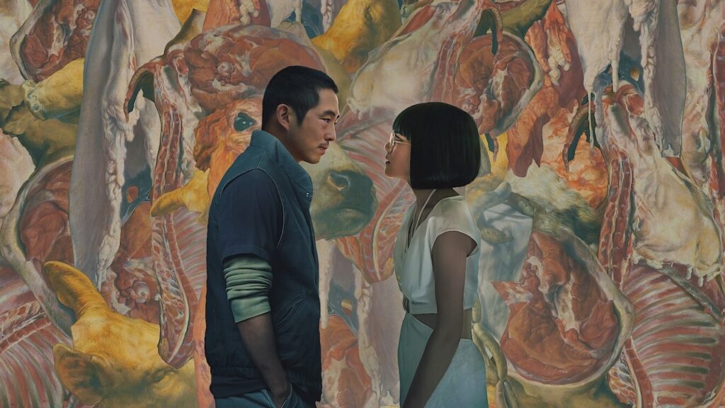 Steven Yeun e Ali Wong em Treta (Divulgação / Netflix)