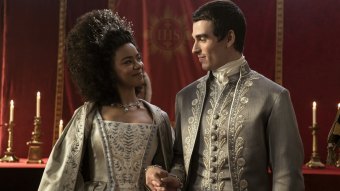 Rainha Charlotte (India Amarteifio) e Rei George (Corey Mylchreest) em Rainha Charlotte: Uma História Bridgerton (Divulgação / Netflix)