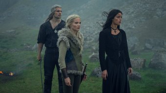 Geralt De Rivia (Henry Cavill), Ciri (Freya Allan), Yennefer (Anya Chalotra) em The Witcher (Divulgação / Netflix)