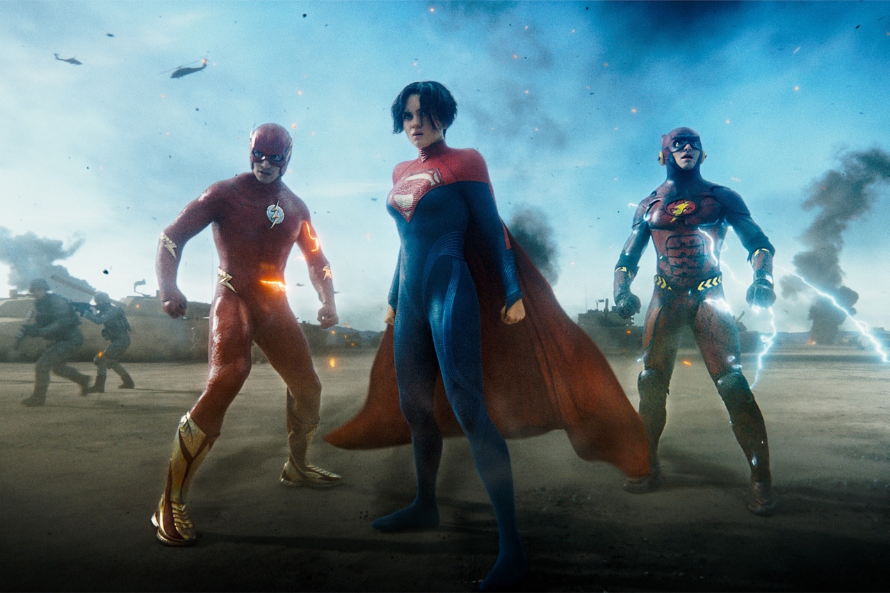 Barry (Ezra Miller) e Supergirl (Sasha Calle) em The Flash (Reprodução / DC)