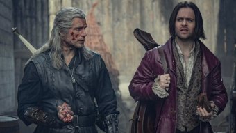Geralt (Henry Cavill) e Jaskier (Joey Batey) em The Witcher (Reprodução / Netflix)