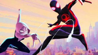 Gwen e Miles em Homem-Aranha: Através do Aranhaverso (Reprodução / Marvel)
