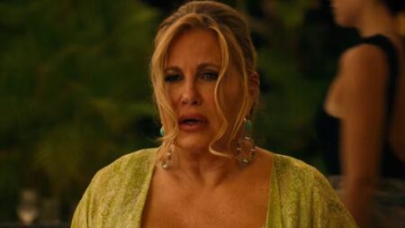 Tanya (Jennifer Coolidge) em The White Lotus (Reprodução / HBO)