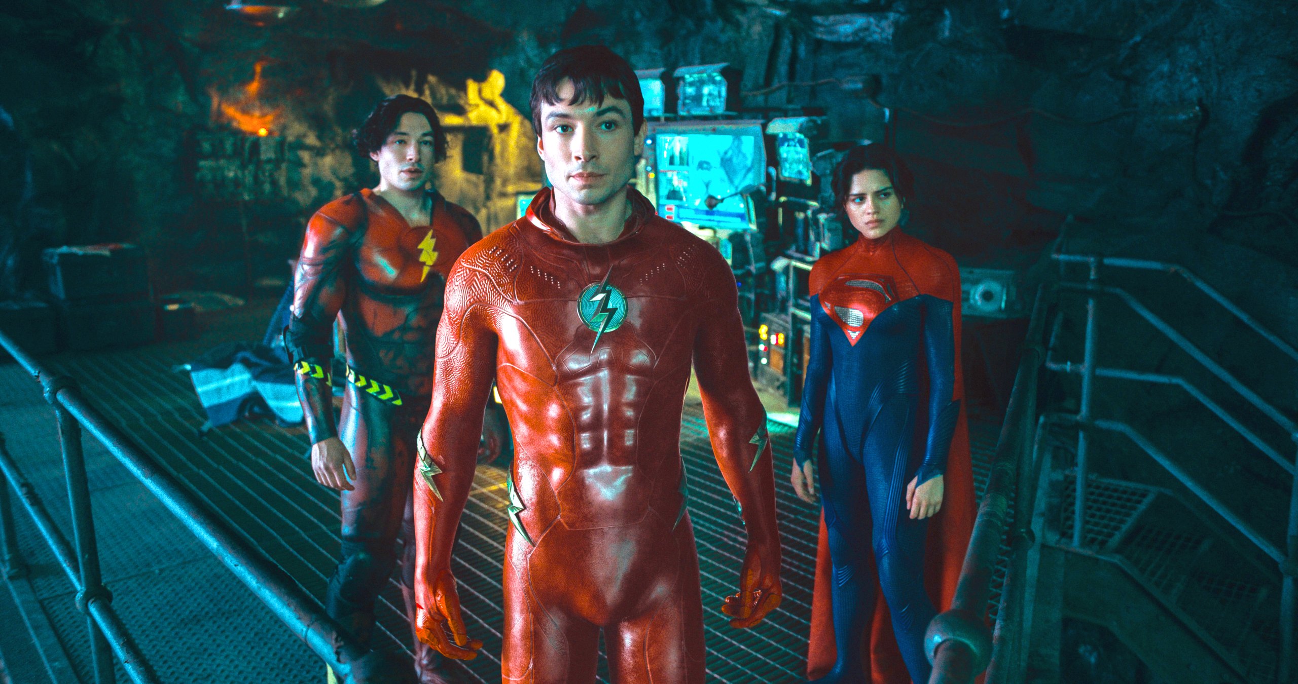 Ezra Miller como Barry Allen/Flash, Ezra Miller como Barry Allen/Flash e Sasha Calle como Kara Zor-El/ Supergirl em The Flash 