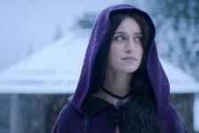 Yennefer (Anya Chalotra) em The Witcher (Divulgação / Netflix)