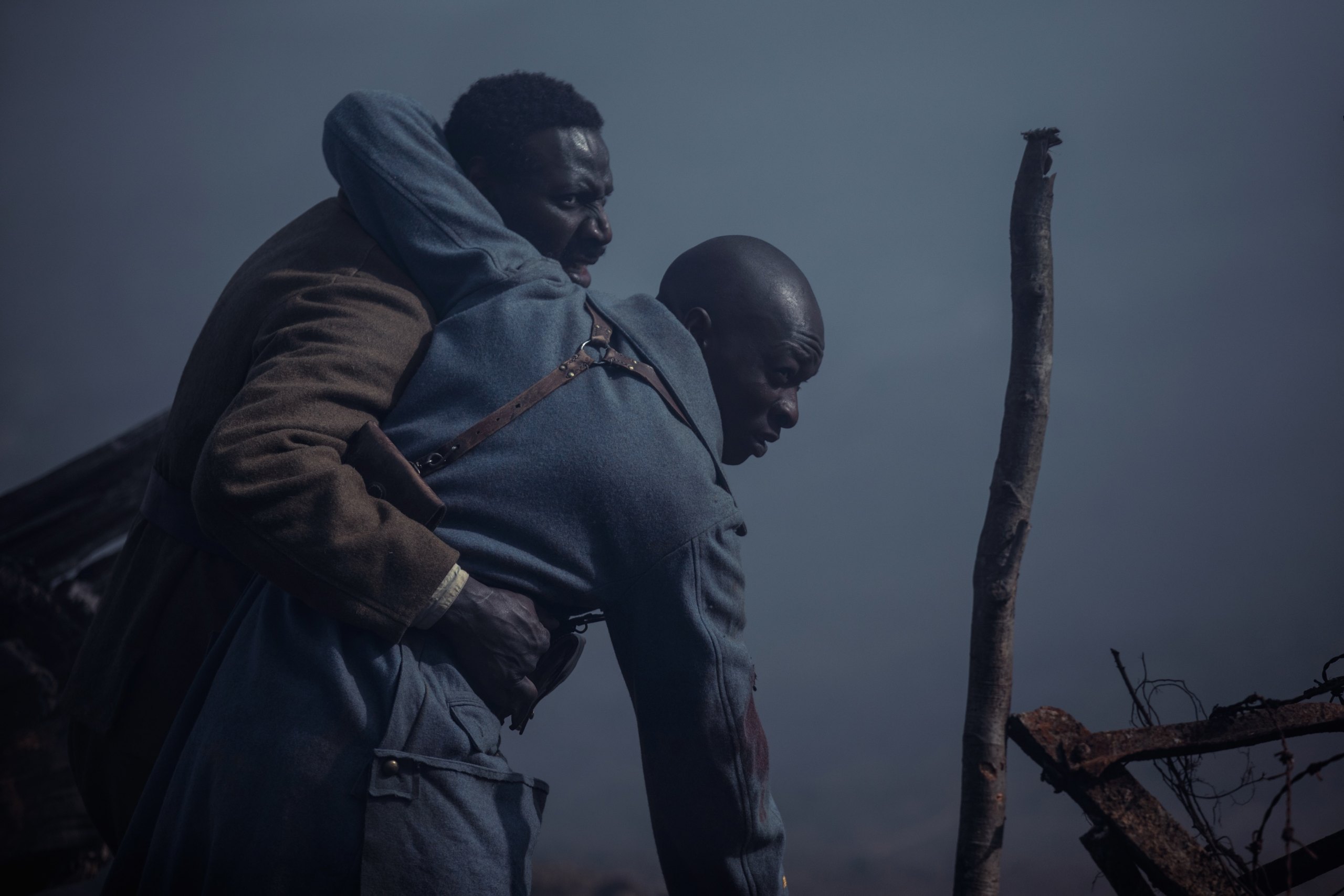 Bakary (Omar Sy) e Thierno (Alessane Diong) em Herói de Sangue (Divulgação)