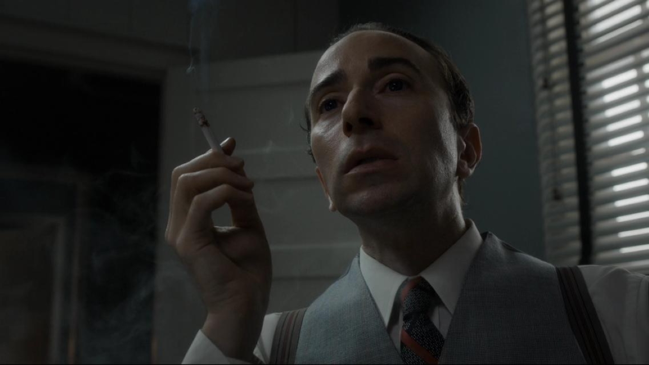Daniel London como J. Robert Oppenheimer em Manhattan (Reprodução)