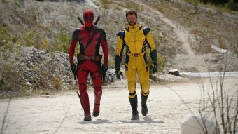 Ryan Reynolds como Deadpool e Hugh Jackman como Wolverine no set de Deadpool 3 (Divulgação / Marvel)