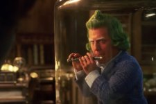 Hugh Grant como Oompa Loompa em Wonka (Reprodução / Warner Bros.)
