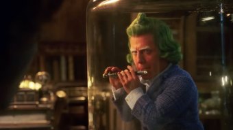 Hugh Grant como Oompa Loompa em Wonka (Reprodução / Warner Bros.)