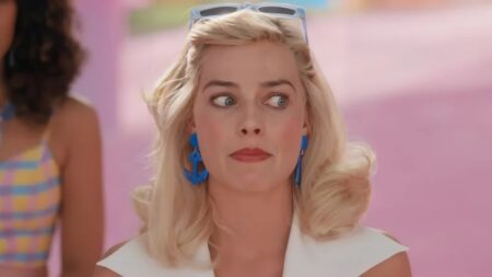 Margot Robbie em cena de Barbie (Reprodução / Warner Bros.)