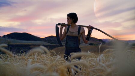 Versões do diretor de Rebel Moon ganham data de estreia na Netflix e novos títulos Kora (Sofia Boutella) em Rebel Moon (Divulgação / Netflix)