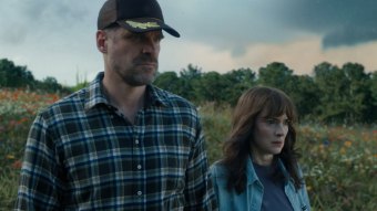 David Harbour como Jim Hopper e Winona Ryder como Joyce Byers em Stranger Things (Divulgação / Netflix)