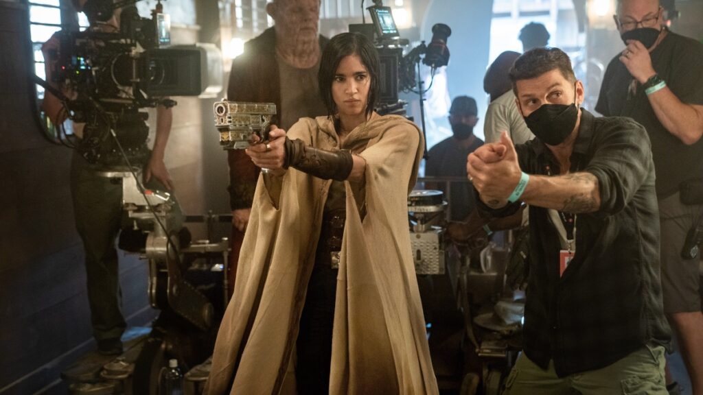 Zack Snyder e Sofia Boutella no set de Rebel Moon (Divulgação / Netflix)