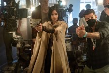 Zack Snyder e Sofia Boutella no set de Rebel Moon (Divulgação / Netflix)