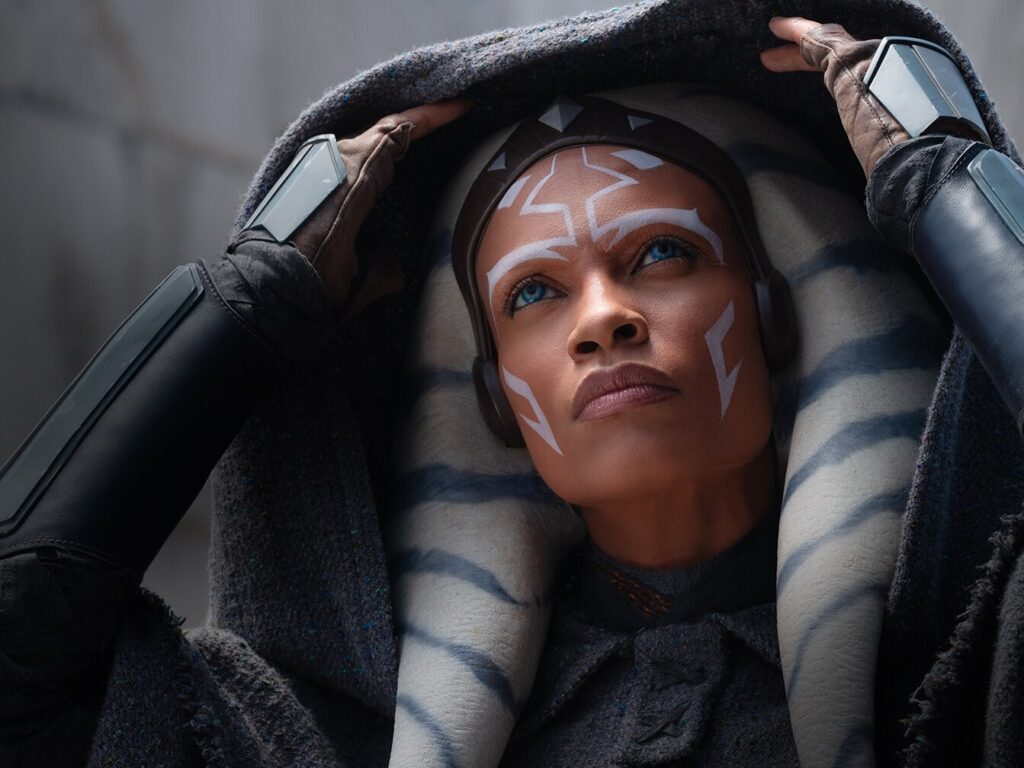 Quando filmagens da temporada 2 de Ahsoka começam? Rosario Dawson como Ahsoka Tano em Ahsoka (Reprodução / Disney+)