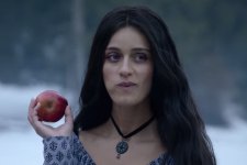 Yennefer (Anya Chalotra) em The Witcher (Reprodução / Netflix)