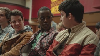 Asa Butterfield como Otis Milburn, Ncuti Gatwa como Eric Effiong, Connor Swindells como Adam Groff em episódio de Sex Education da Netflix (Divulgação)