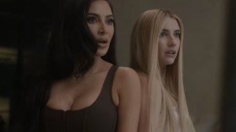 Kim Kardashian e Emma Roberts em American Horror Story: Delicate (Reprodução / FX)