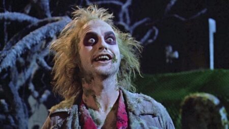Michael Keaton como Beetlejuice em Os Fantasmas Se Divertem (Reprodução)