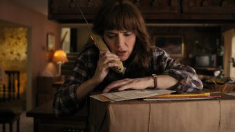 Joyce Byers (Winona Ryder) em Stranger Things (Divulgação / Netflix)