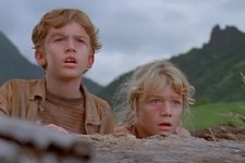 Tim (Josephs Mazzello) e Lex (Ariana Richards) com olhares assustados em cena de Jurassic Park (Reprodução / Universal Pictures)