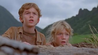 Tim (Josephs Mazzello) e Lex (Ariana Richards) com olhares assustados em cena de Jurassic Park (Reprodução / Universal Pictures)