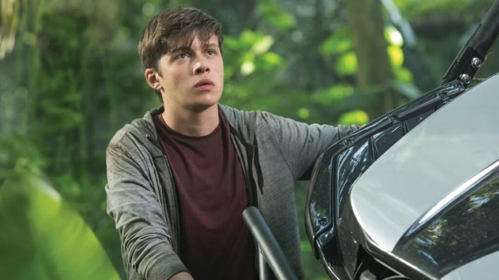 Ator de Jurassic World comenta possível retorno na franquia Nick Robinson como Zach em Jurassic World (Reprodução / Universal Pictures)