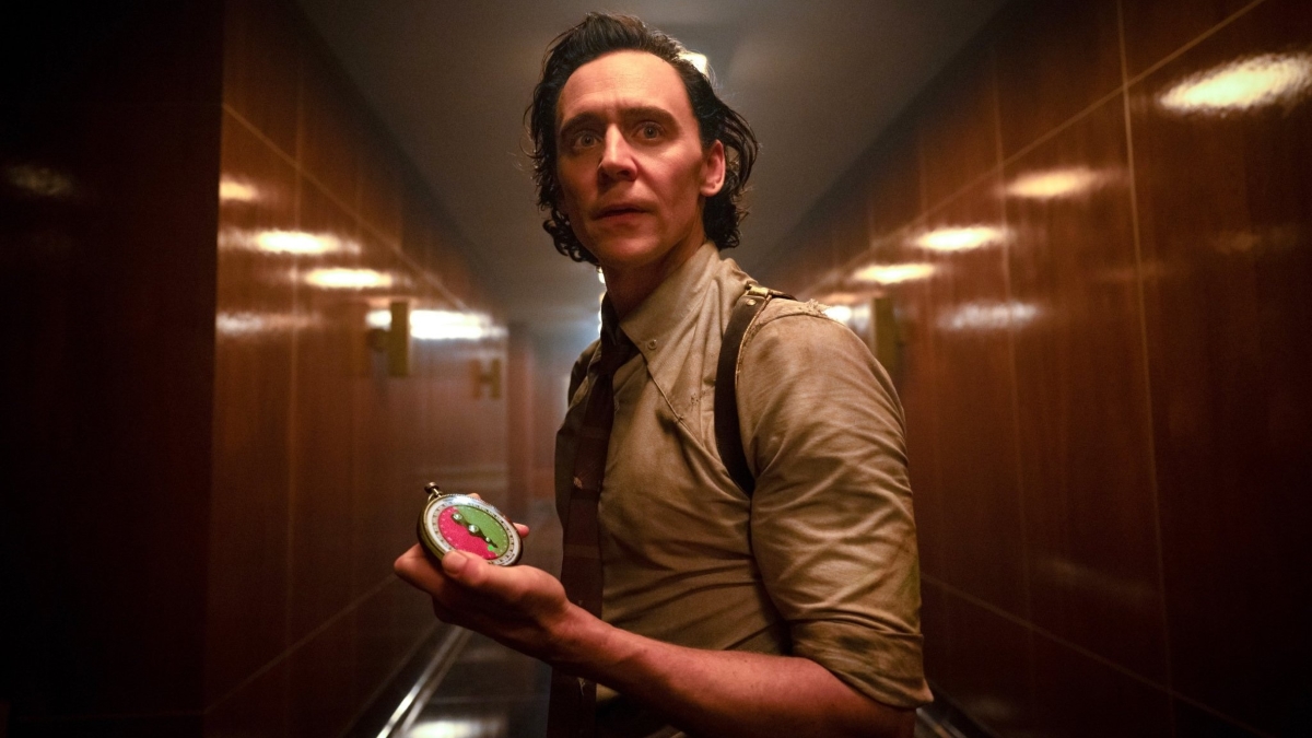 Loki (Tom Hiddleston) in a scene from the second season of Loki (Play / Disney+)