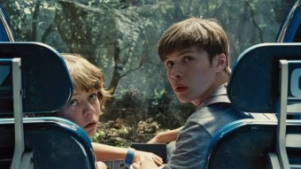 Zach (Nick Robinson) e Gray (Ty Simpkins) na girosfera em cena de Jurassic World: O Mundo dos Dinossauros (Reprodução / Universal Pictures)