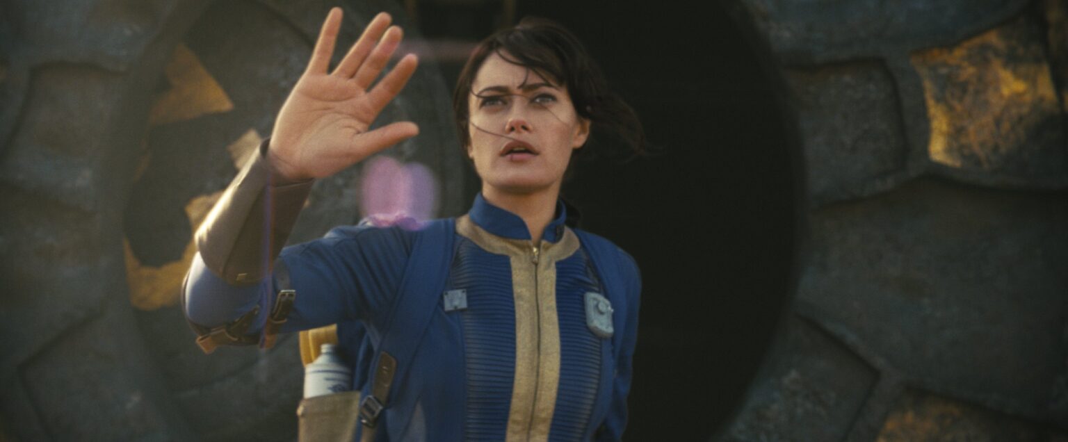 Série Fallout não incluiu um inimigo icônico do jogo Ella Purnell (Lucy) em Fallout (Divulgação / Prime Video)