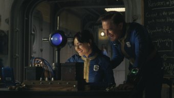 Ella Purnell (Lucy) e Kyle MacLachlan (Overseer Hank) em Fallout (Divulgação / Prime Video