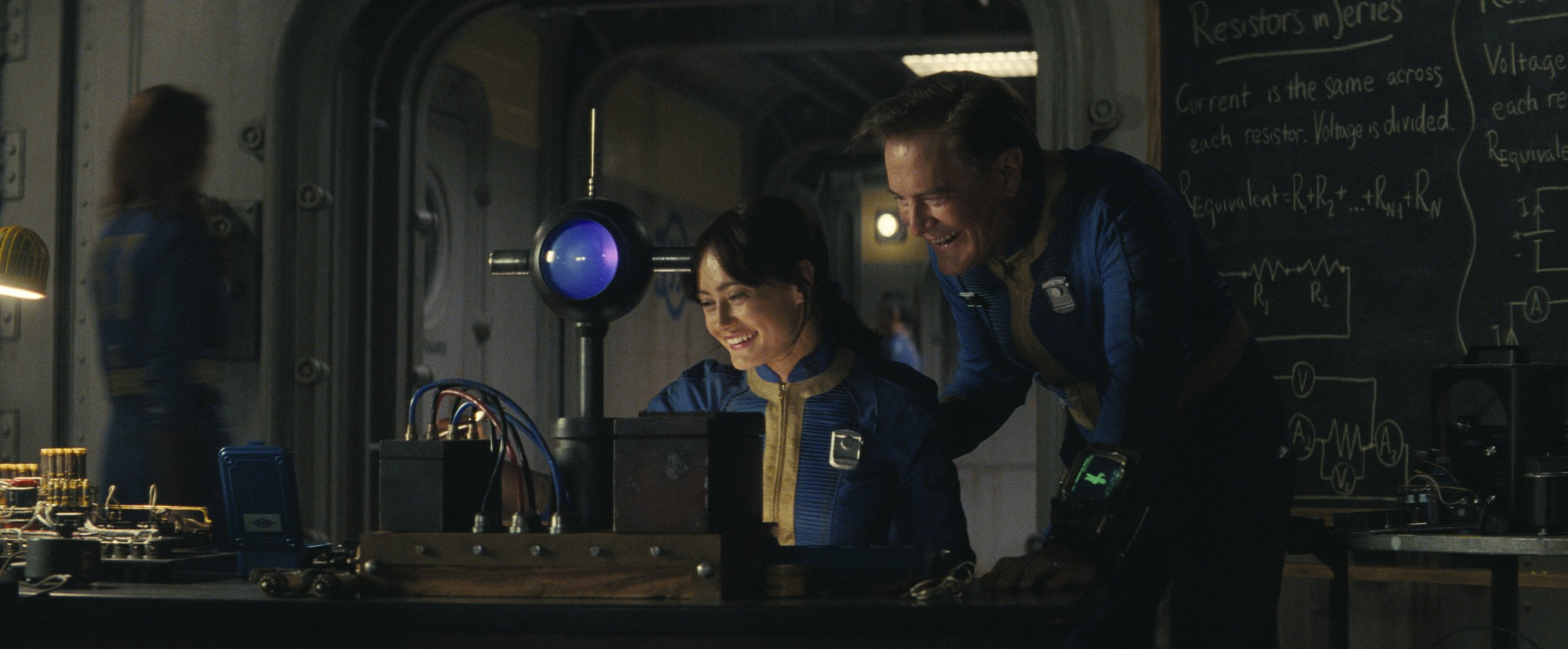 Ella Purnell promete mais referências dos jogos na 2ª temporada de Fallout 1 Ella Purnell como Lucy e Kyle MacLachlan como Hank em Fallout (Reprodução / Prime Video)