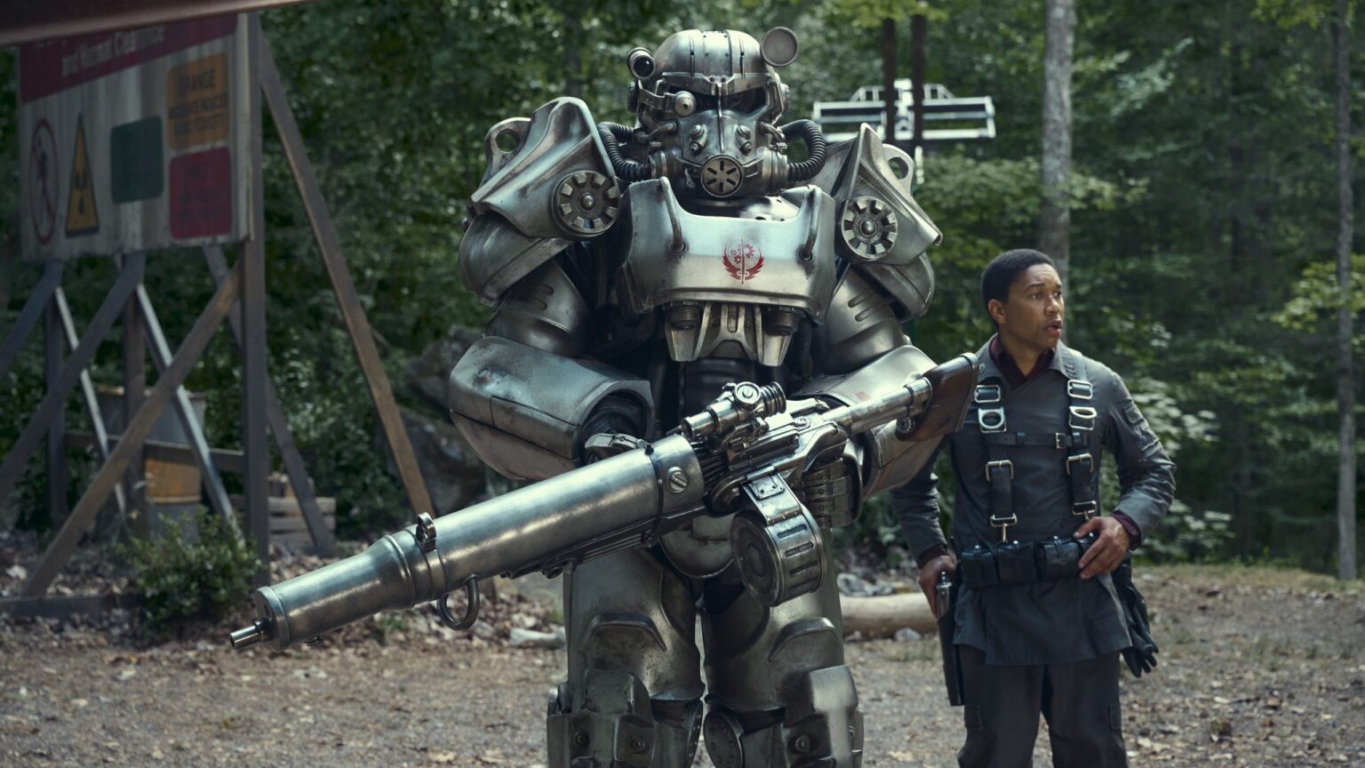 10 armas dos jogos Fallout que aparecem na série Power Suit e Aaron Moten (Maximus) em Fallout (Divulgação / Prime Video)