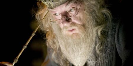 O que aconteceu com a mão de Dumbledore em Harry Potter? albus dumbledore using the elder wand in the harry potter movies