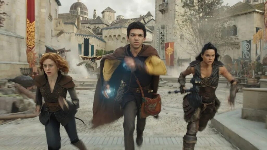 As 10 melhores lutas mágicas em filmes e séries Michelle Rodriguez, Sophia Lillis, e Justice Smith em Dungeons & Dragons: Honra Entre Rebeldes (Reprodução)