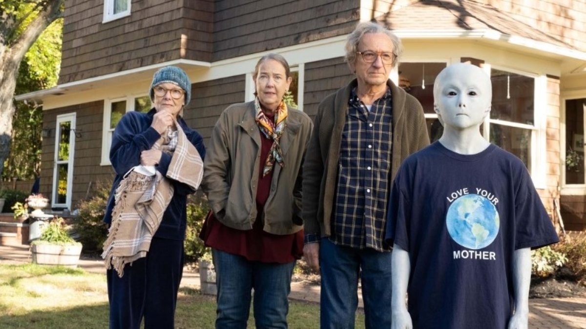 Joyce (Jane Curtin), Sandy (Harriet Sansom), Milton (Ben Kingsley) e Jules (Jade Quon) em Nosso Amigo Extraordinário (Reprodução / Synapse)